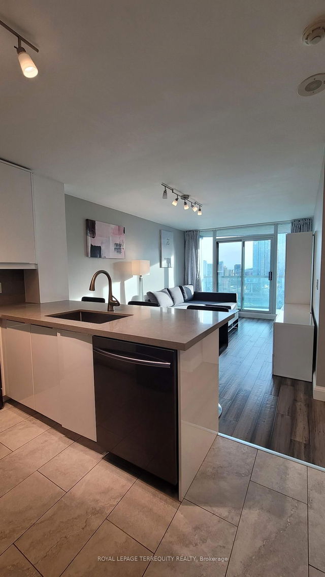 1711 - 51 Lower Simcoe Street