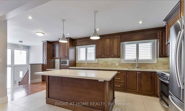 Upper - 87 Fontainbleau Drive