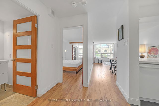 517 - 92 King Street E
