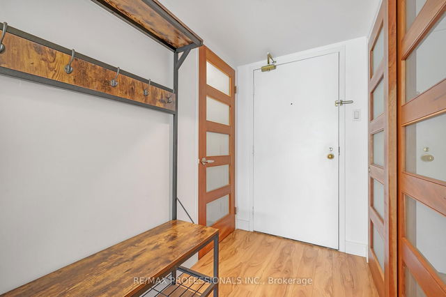 517 - 92 King Street E