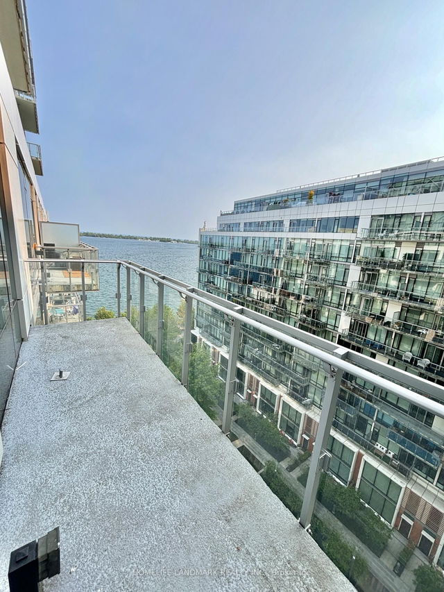 1029 - 39 Queens Quay