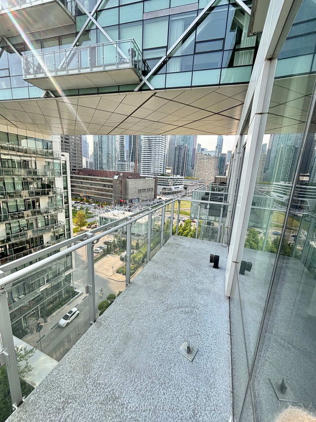 1029 - 39 Queens Quay