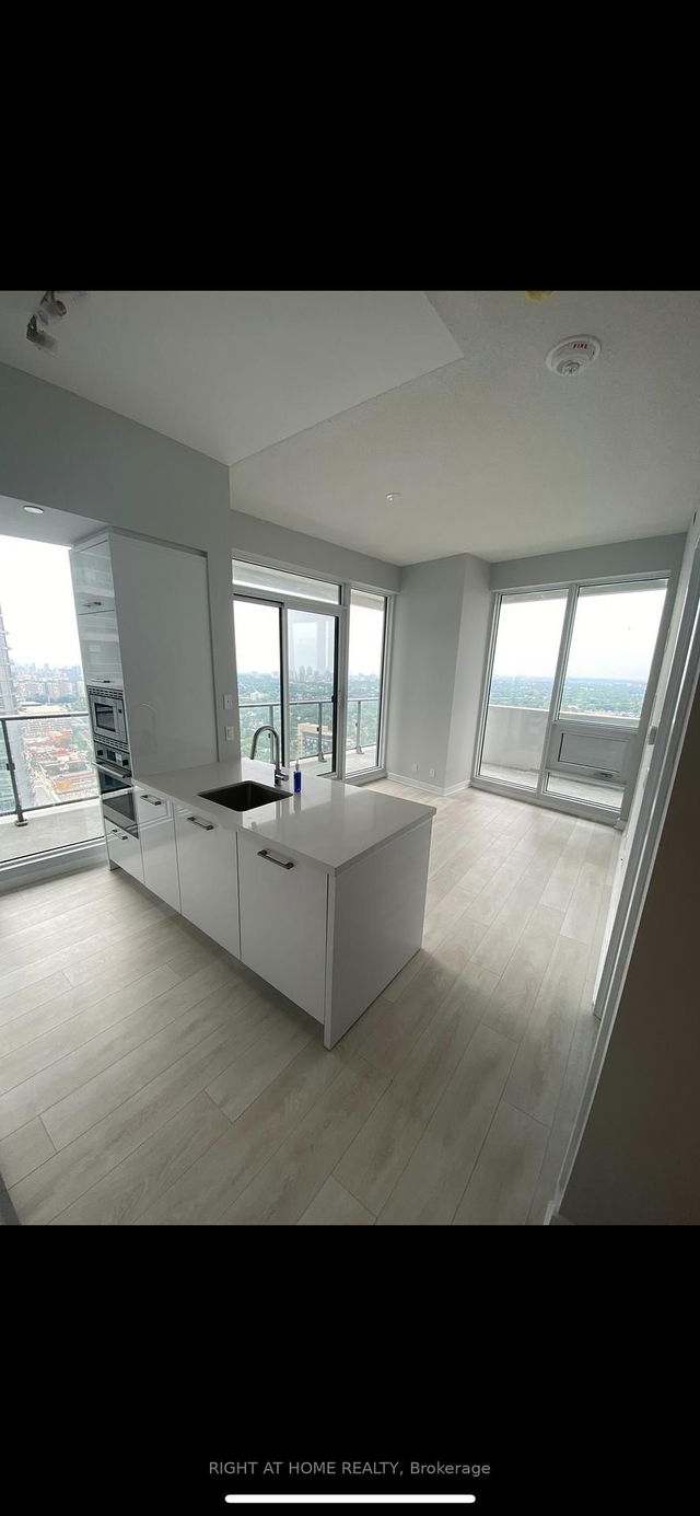 3008 - 2221 Yonge Street