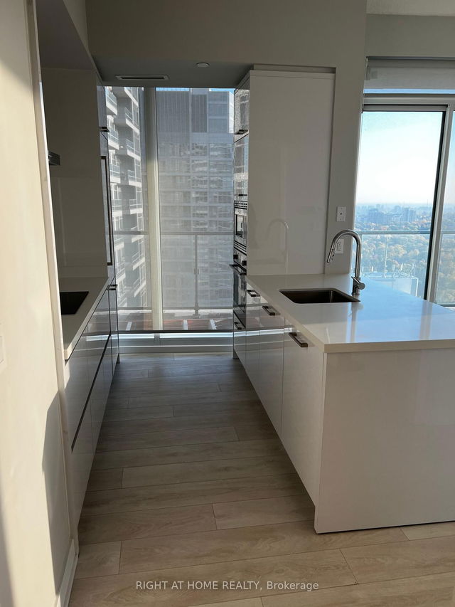 3008 - 2221 Yonge Street