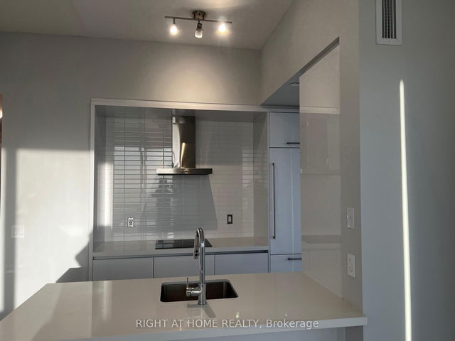 3008 - 2221 Yonge Street