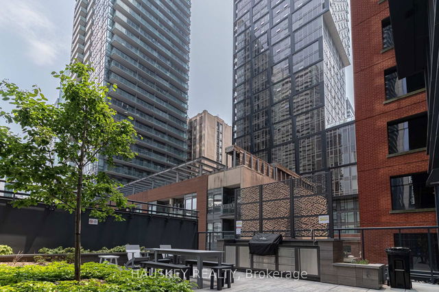 3004 - 327 King Street W
