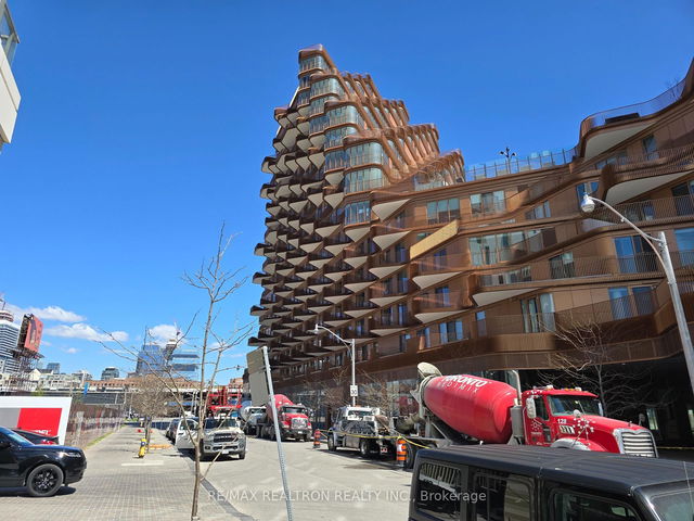 825 - 155 Merchants' Wharf