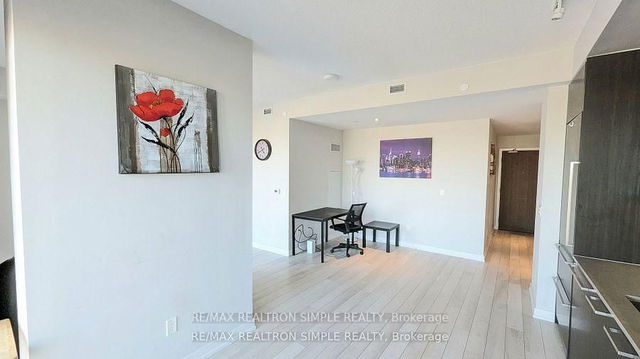 1211 - 117 Mcmahon Drive