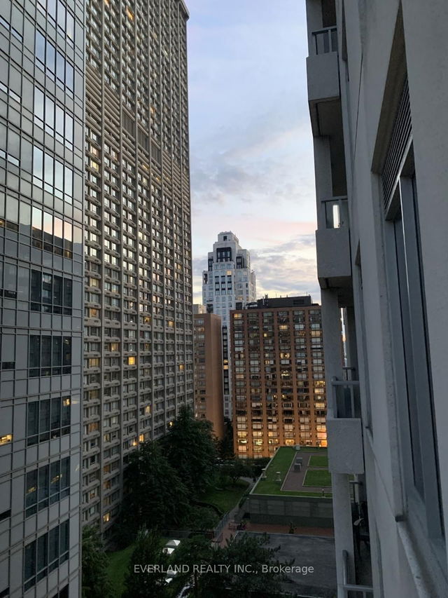1507 - 35 Balmuto Street