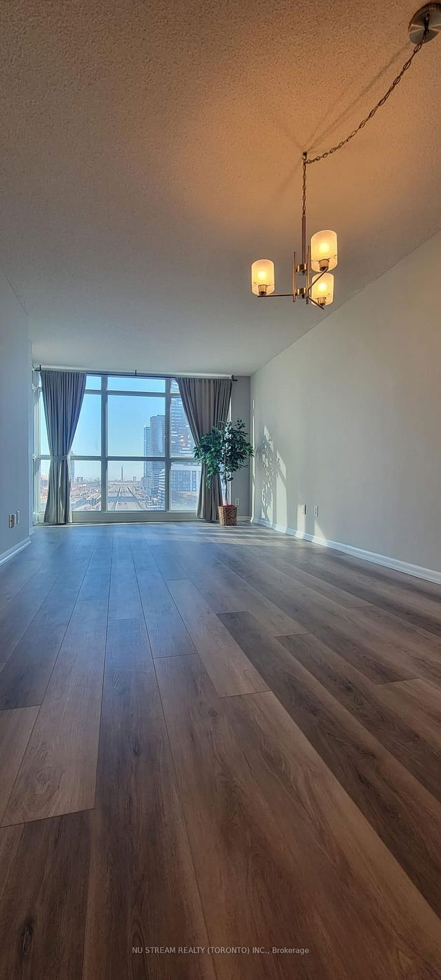 1009 - 18 Yonge Street