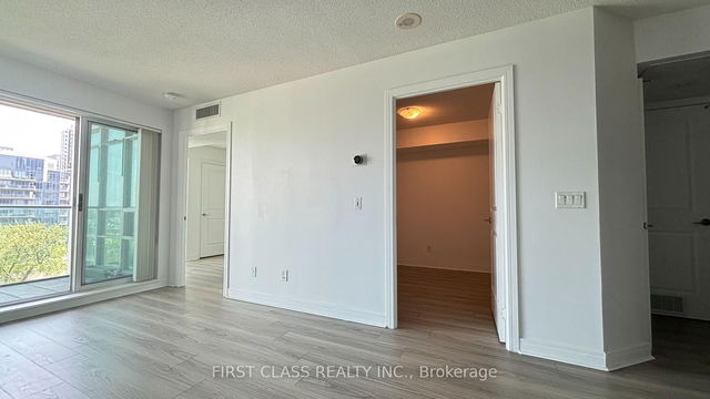 1015 - 31 Bales Avenue