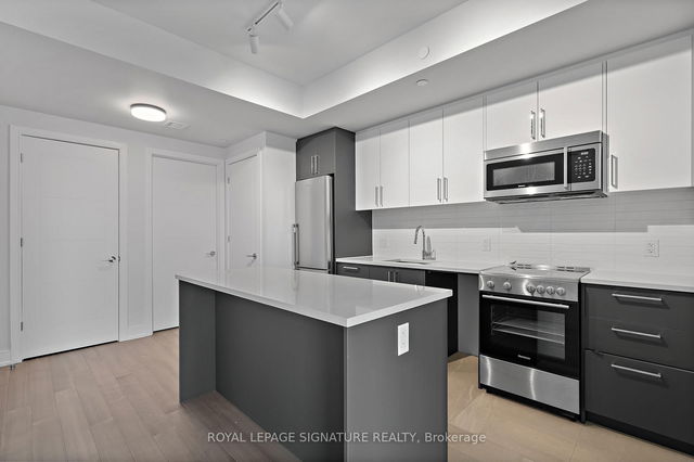 1002 - 664 Spadina Avenue