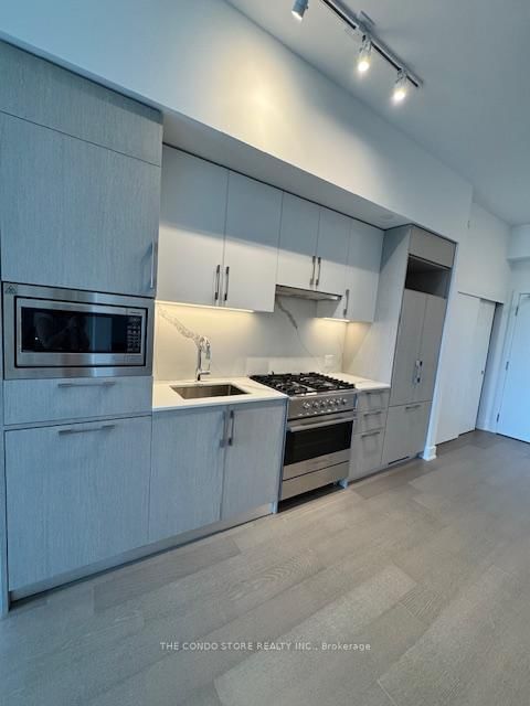 905 - 8 Manor Road W