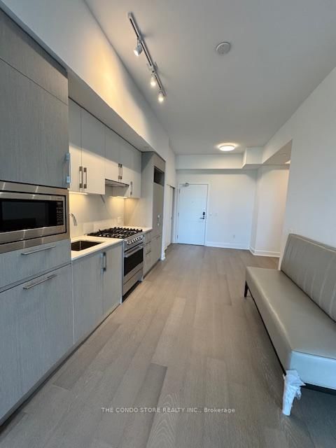 905 - 8 Manor Road W