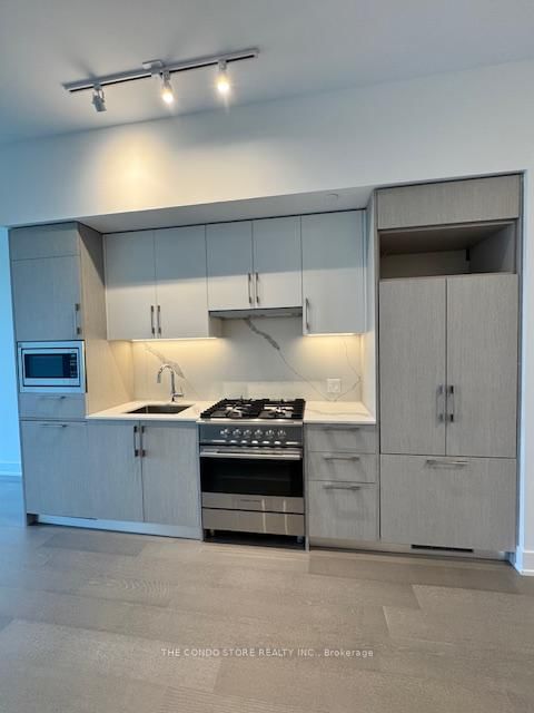 905 - 8 Manor Road W