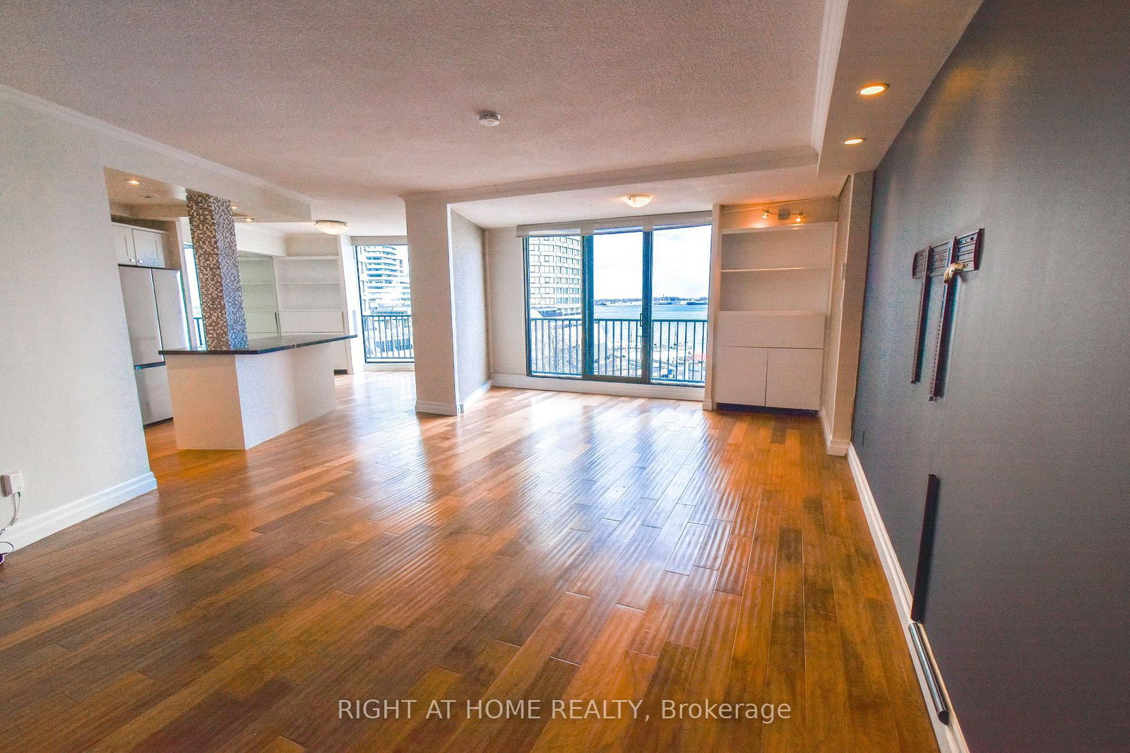 Condo for sale at 1027-33 Harbour Square, Toronto, Waterfront Communities C1, M5J 2G2 - MLS: C12220977