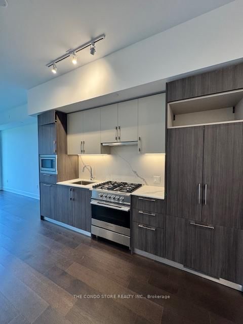 805 - 8 Manor Road W