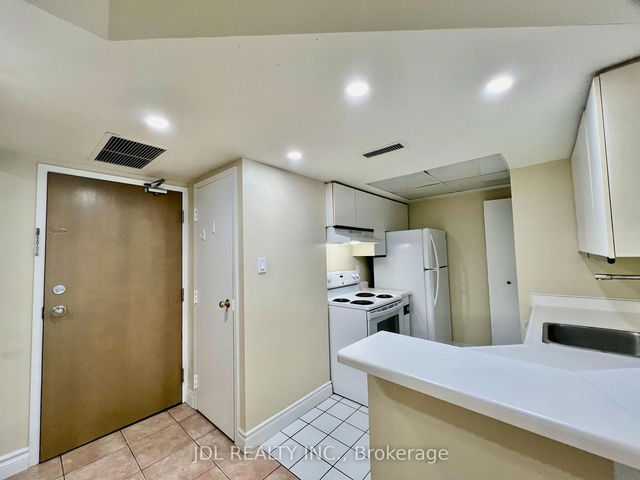 1712 - 1001 Bay Street