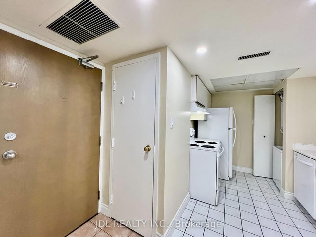 1712 - 1001 Bay Street