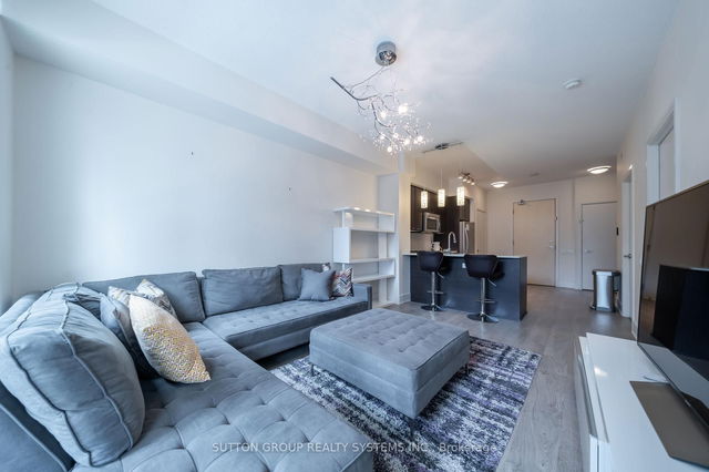 401 - 30 Roehampton Avenue