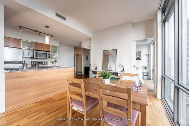3207 - 38 Grenville Street