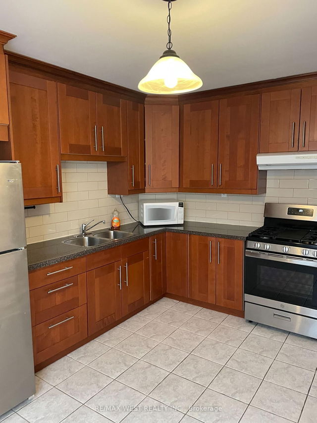 Main Flr - 374 Montrose Avenue