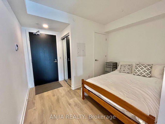 1411 - 501 Yonge Street