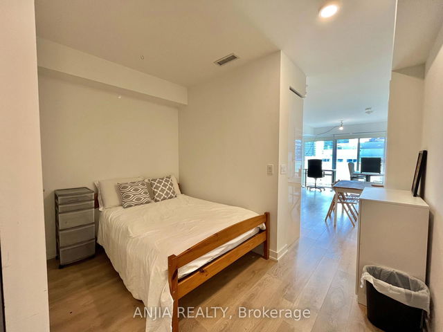 1411 - 501 Yonge Street