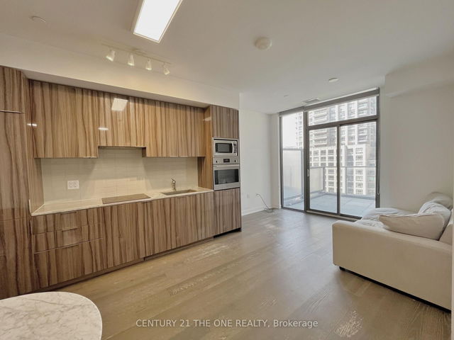 502 - 11 Wellesley Street W