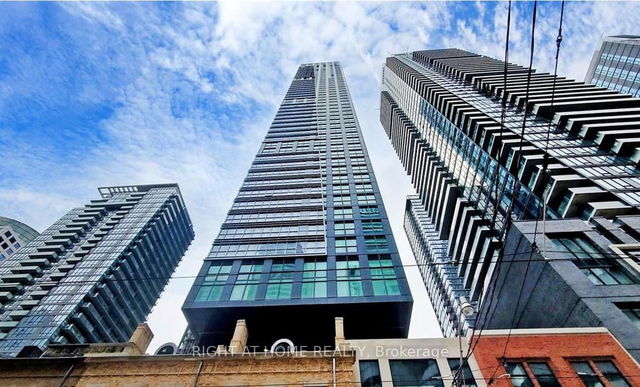 4303 - 327 King Street W