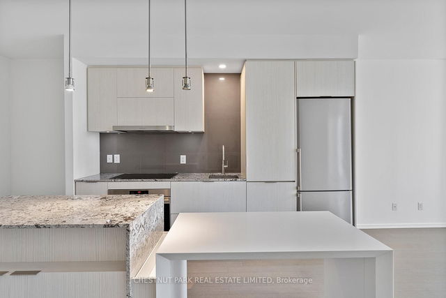 806 - 1 Bloor Street E