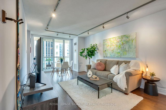 712 - 323 Richmond Street E