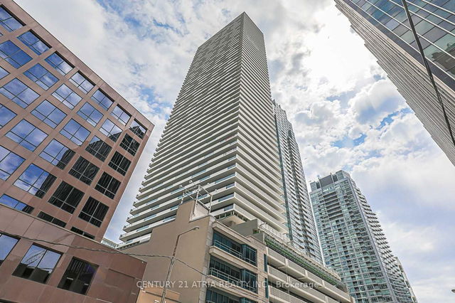 909 - 2221 Yonge Street