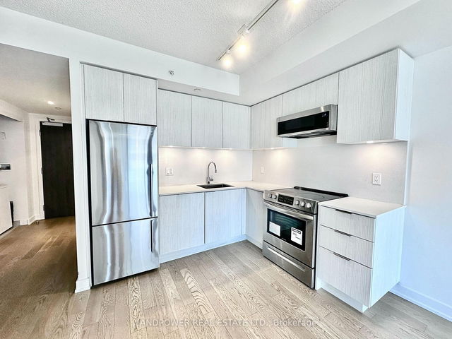 813 - 25 Richmond Street E
