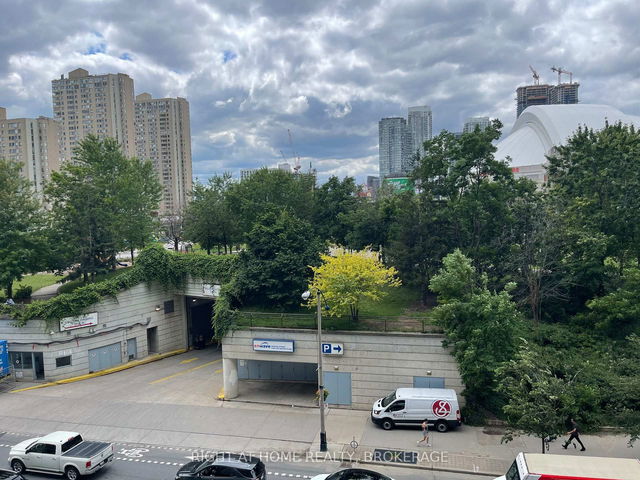 516 - 25 Lower Simcoe Street