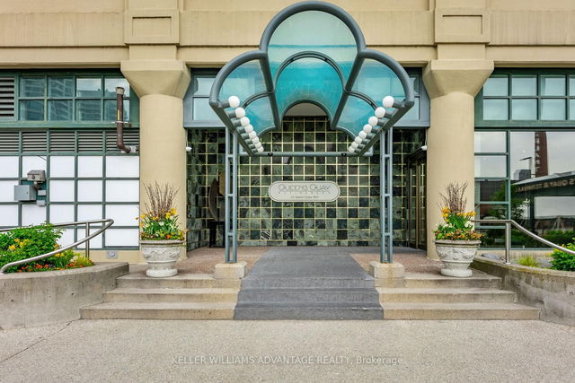 905/906 - 211 Queens Quay W