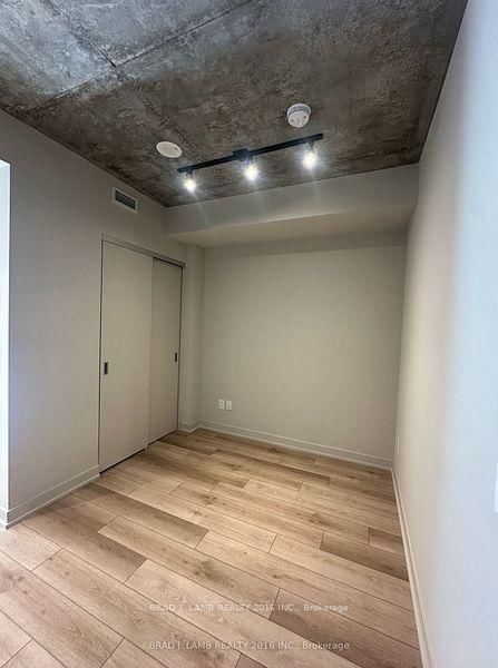 407 - 458 Richmond Street W