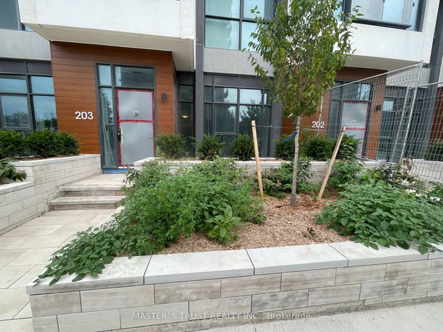 203 - 30 IN ON THE PARK Drive