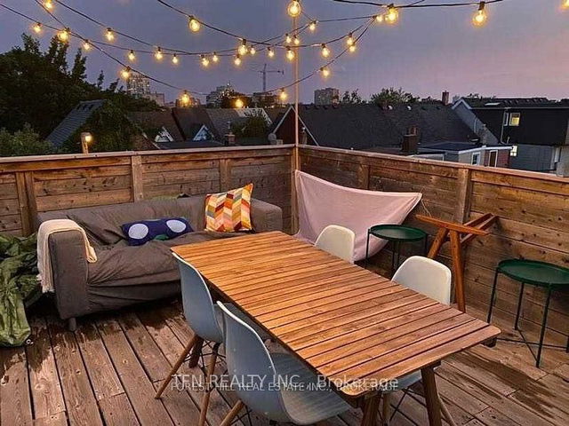 1393 Dundas Street W