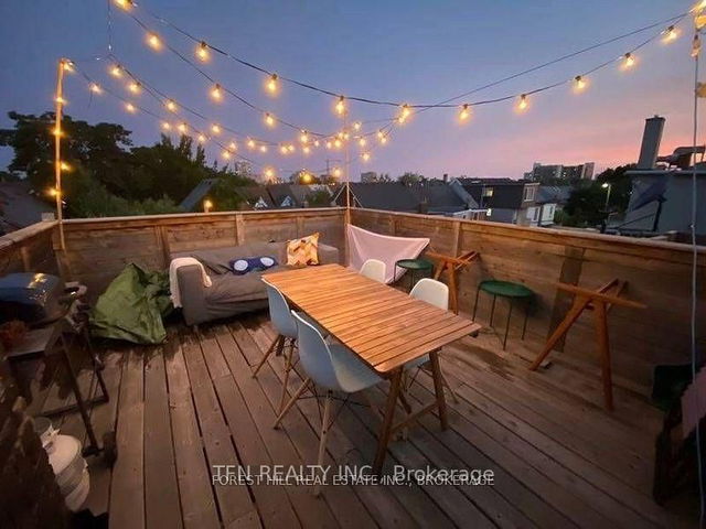 1393 Dundas Street W