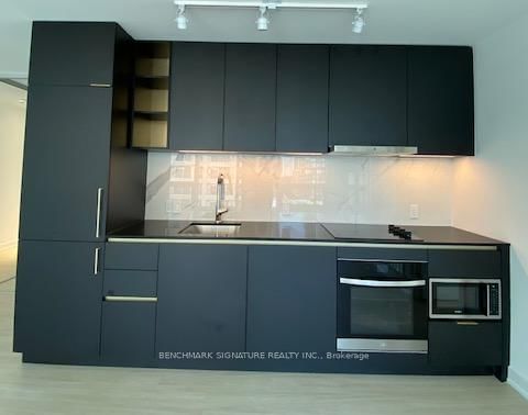 805 - 8 Wellesley Street W