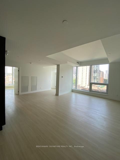 805 - 8 Wellesley Street W