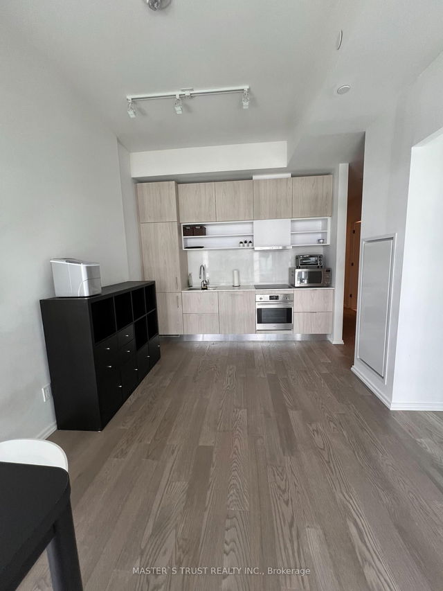 943 - 8 Hillsdale Avenue E