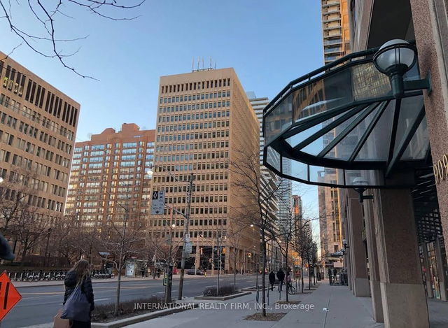 912 - 909 Bay Street