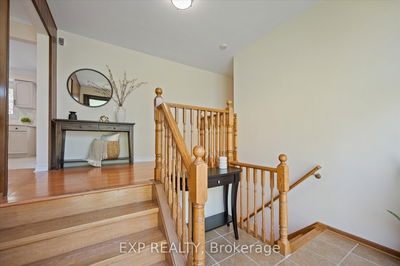 17 Ravenscroft Circ, Toronto - Bayview Village image-0-4