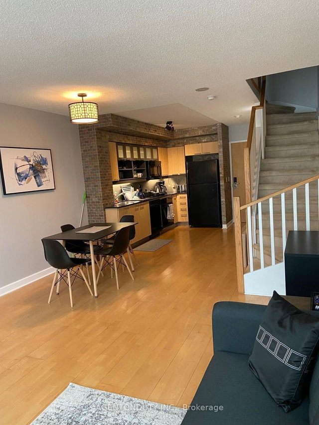 919 - 36 Blue Jays Way