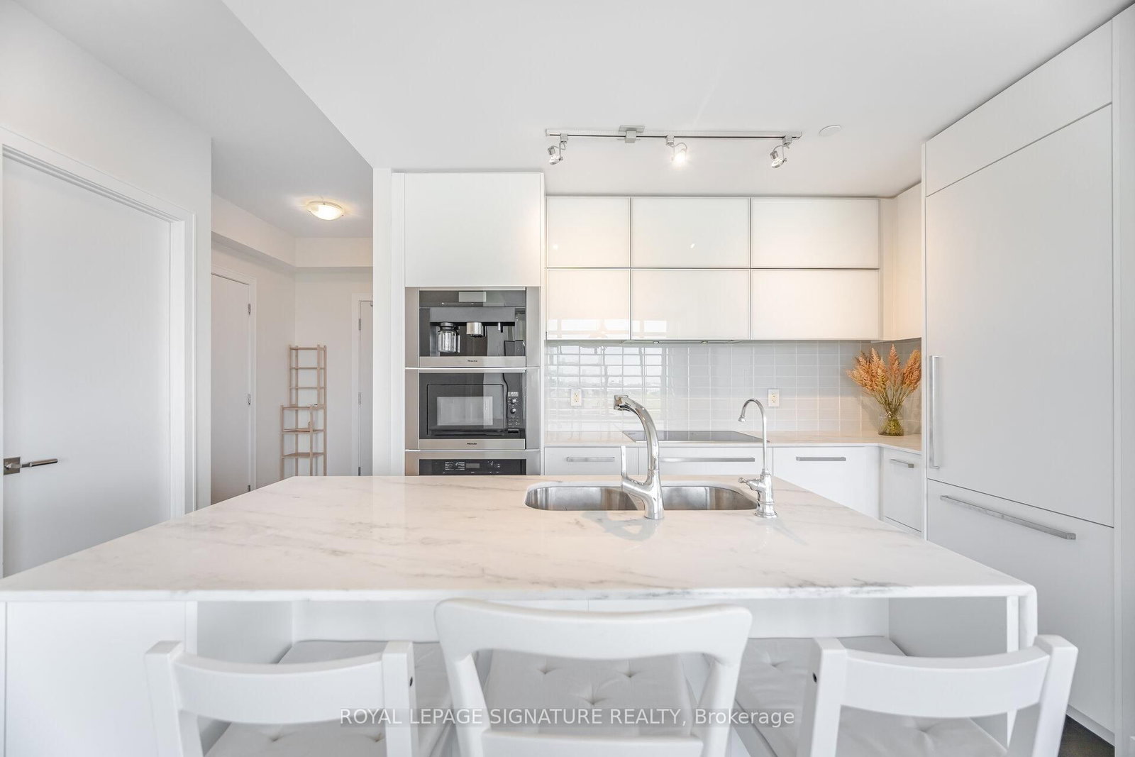 170 Avenue Road, Unit 810 - Photo 9