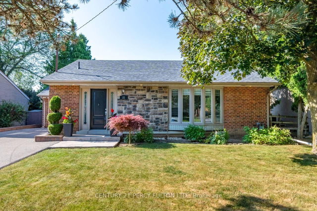 22 Pitcairn Crescent