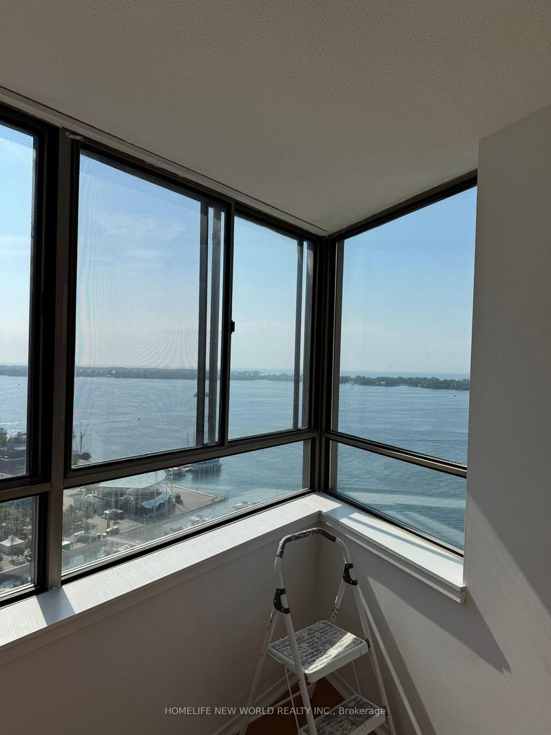 2501 - 270 Queens Quay W, Toronto, M5J 2N4 | Image 2