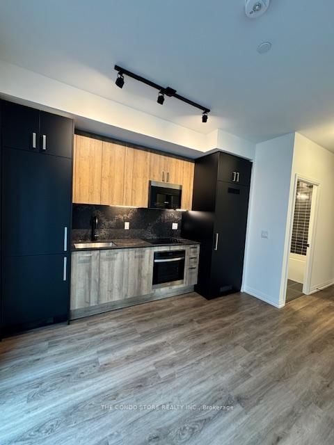 416 - 292 Dundas Street W